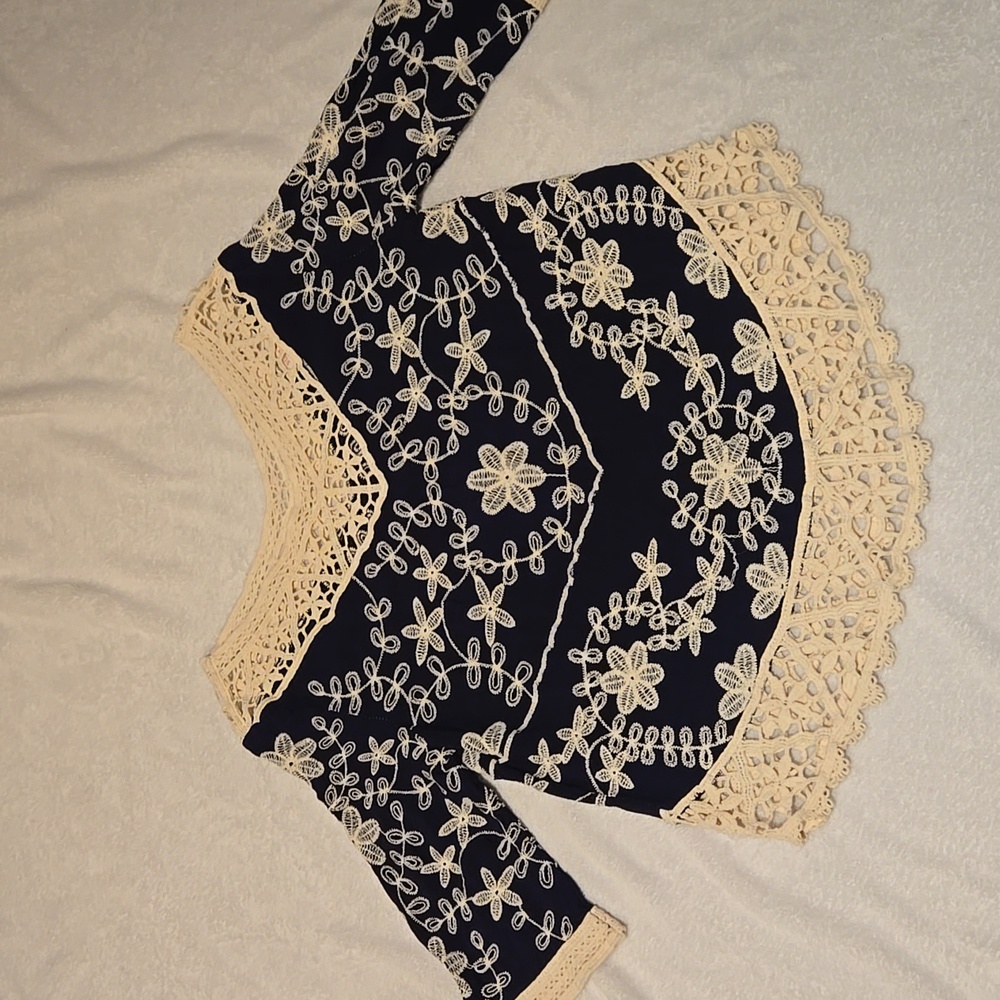 Solitaire Navy and Cream Floral Lace Short Sleeve Top